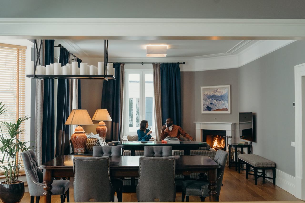 Una pareja en el living de su casa al atardecer