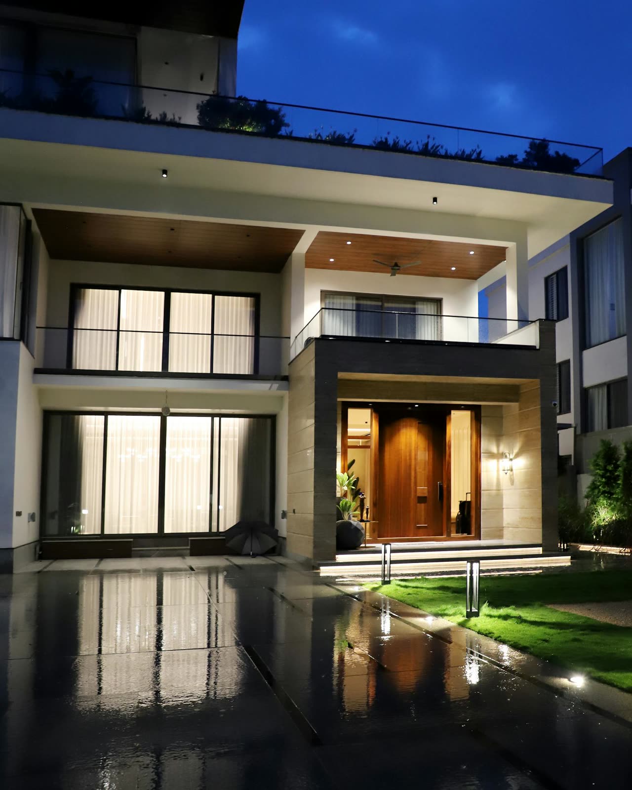 Una casa moderna iluminada al anochecer